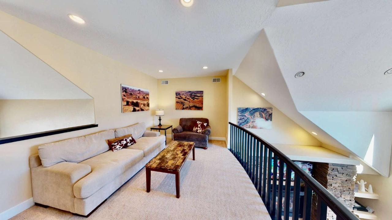 Desert Home, 4 Bedroom Private House, Sleeps 10, Pet Friendly * Moab
