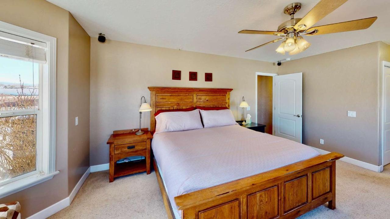Desert Home, 4 Bedroom Private House, Sleeps 10, Pet Friendly Holiday home