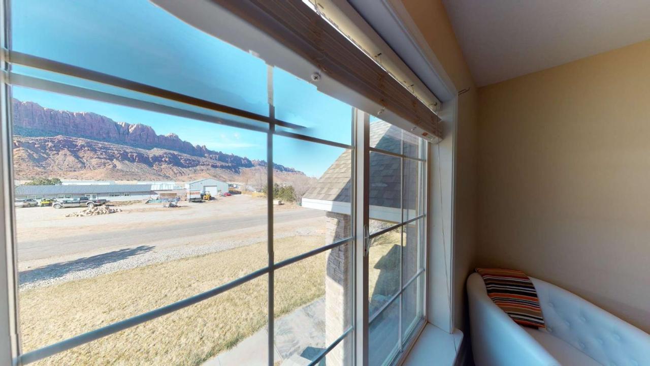 Desert Home, 4 Bedroom Private House, Sleeps 10, Pet Friendly * Moab