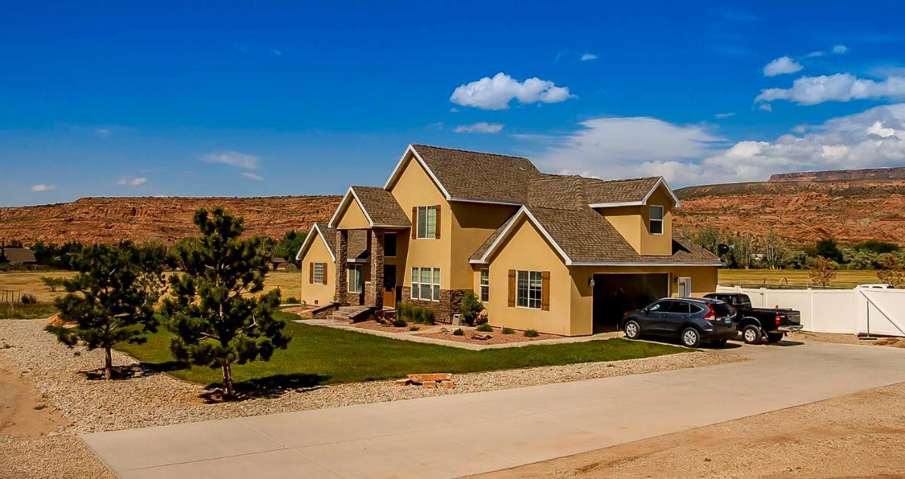 Desert Home, 4 Bedroom Private House, Sleeps 10, Pet Friendly