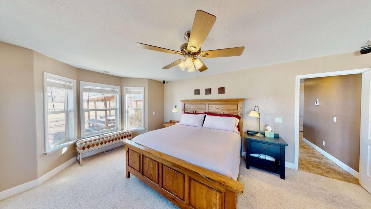 Desert Home, 4 Bedroom Private House, Sleeps 10, Pet Friendly *