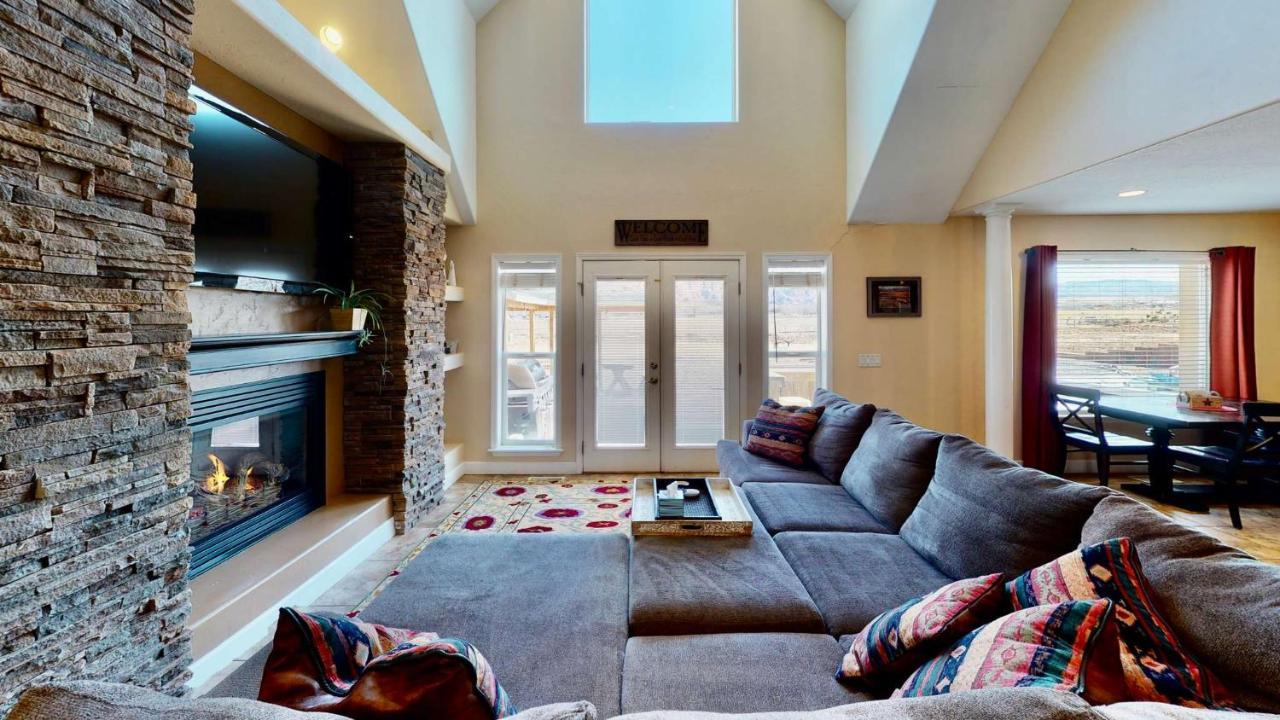 Desert Home, 4 Bedroom Private House, Sleeps 10, Pet Friendly