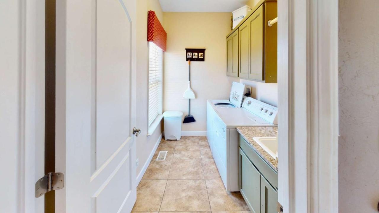 Desert Home, 4 Bedroom Private House, Sleeps 10, Pet Friendly * Moab