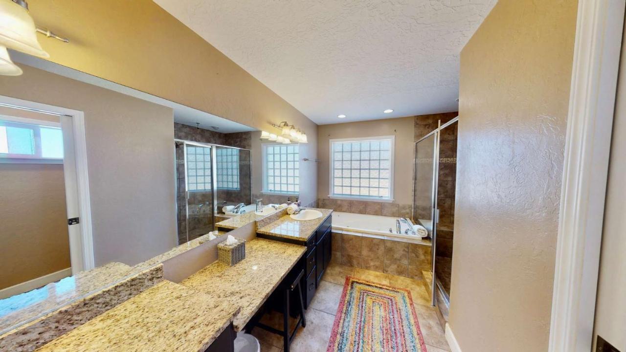 Desert Home, 4 Bedroom Private House, Sleeps 10, Pet Friendly