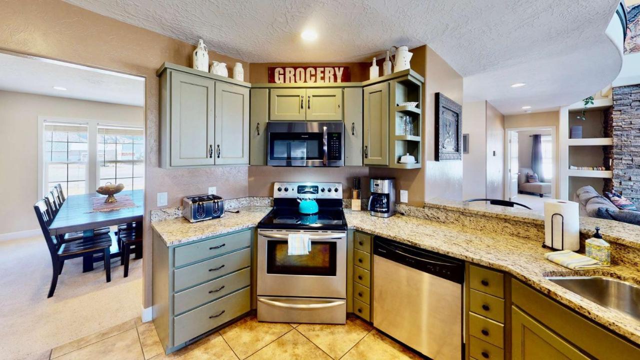 Desert Home, 4 Bedroom Private House, Sleeps 10, Pet Friendly Holiday home *