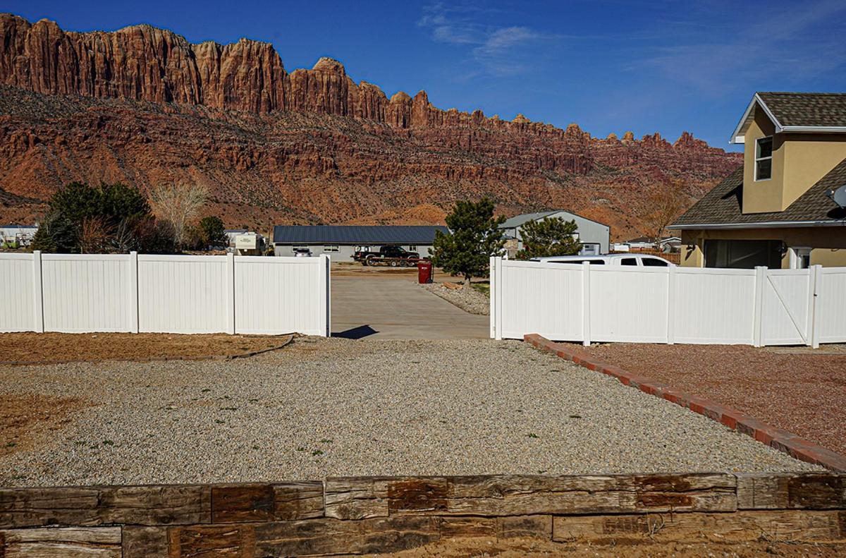 Desert Home, 4 Bedroom Private House, Sleeps 10, Pet Friendly