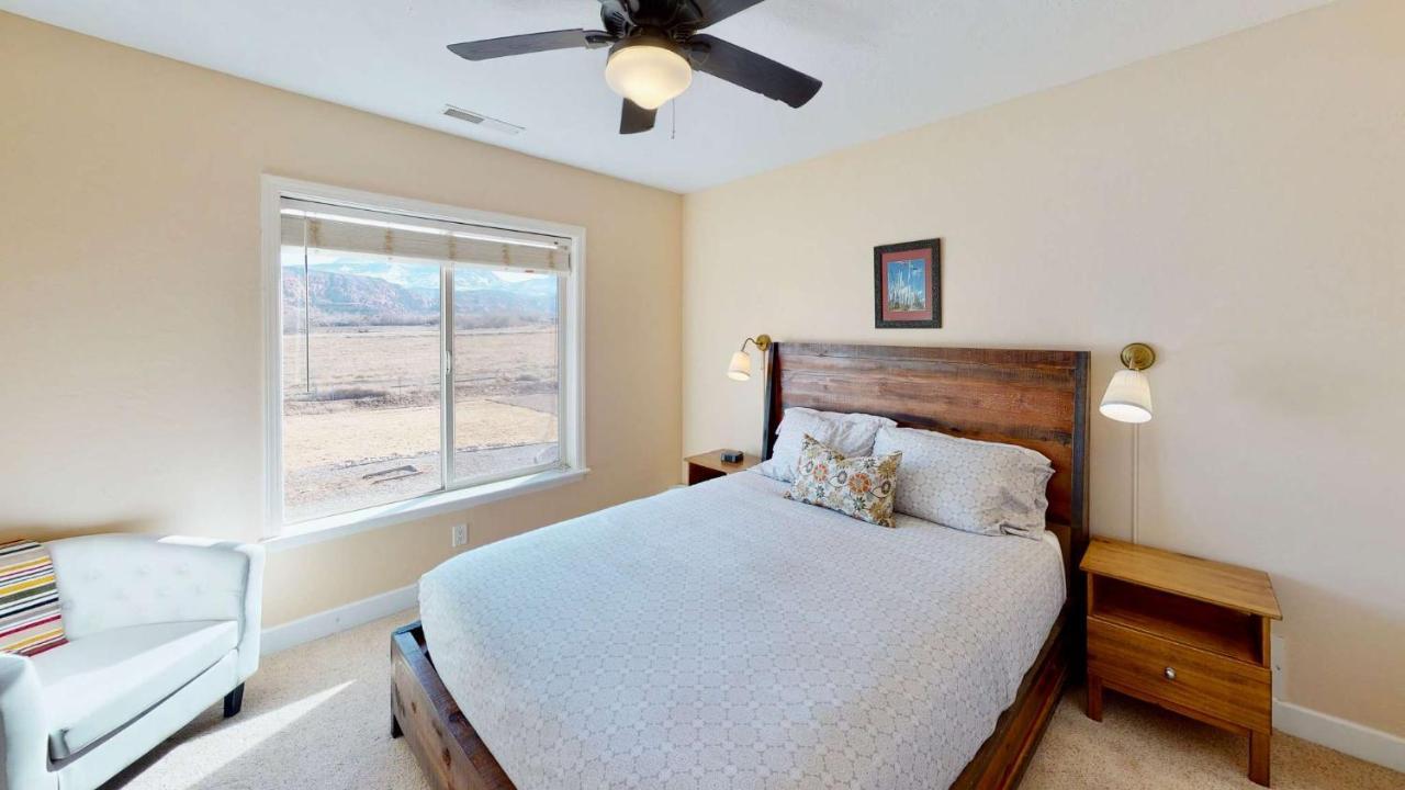 Desert Home, 4 Bedroom Private House, Sleeps 10, Pet Friendly Holiday home *