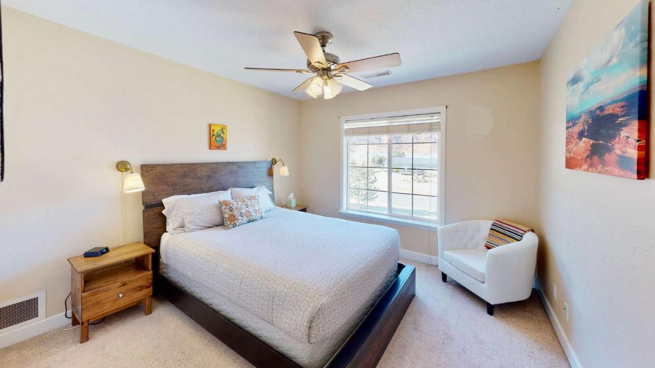 Desert Home, 4 Bedroom Private House, Sleeps 10, Pet Friendly Holiday home *