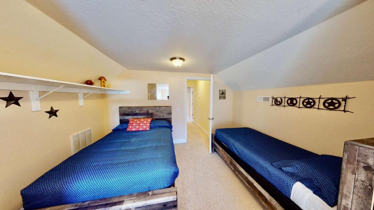 Desert Home, 4 Bedroom Private House, Sleeps 10, Pet Friendly Holiday home *