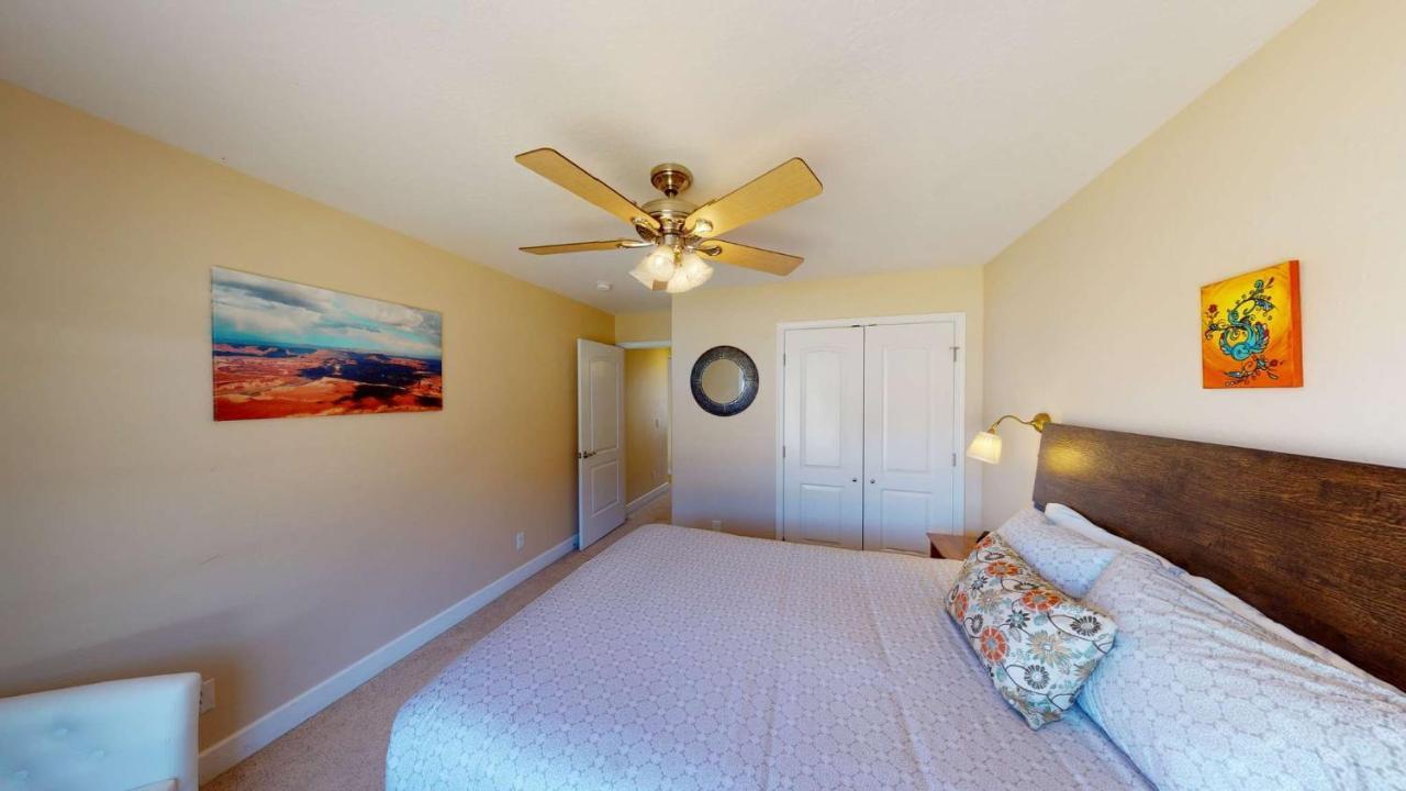 Desert Home, 4 Bedroom Private House, Sleeps 10, Pet Friendly
