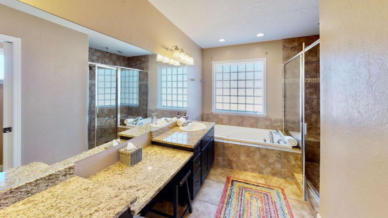 Desert Home, 4 Bedroom Private House, Sleeps 10, Pet Friendly Holiday home Moab