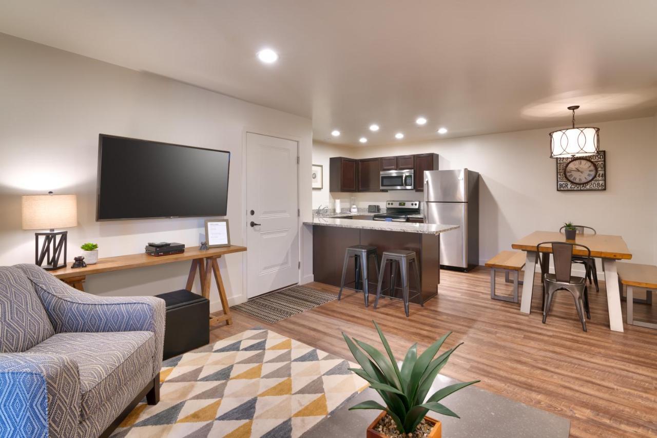 2g New Redcliff Condo, Pool & Hot Tub *