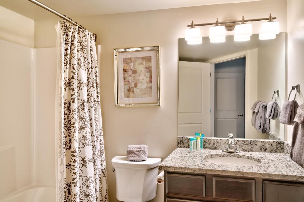 2g New Redcliff Condo, Pool & Hot Tub