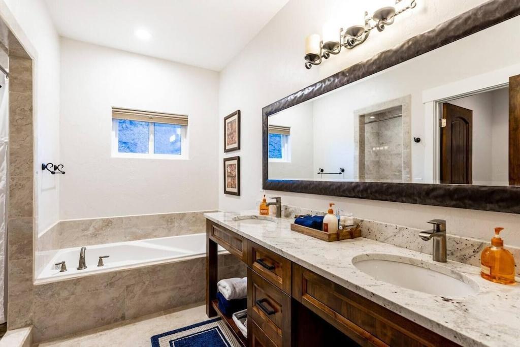 Holiday home Gorgeous Retreat With Red Rock And La Sal Mountain Views - South Valley