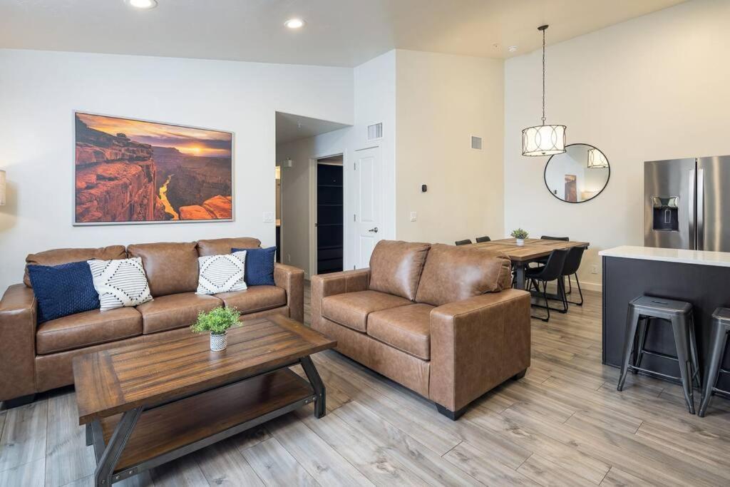 6k Floor Redcliff Condo, Pool & Hot Tub *