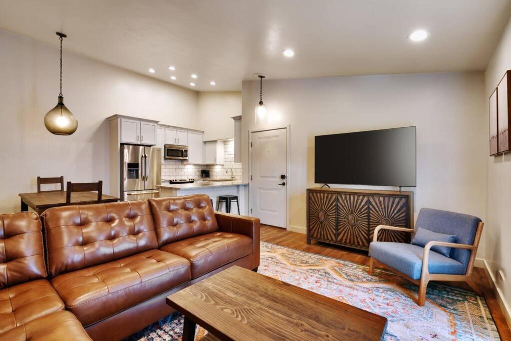 2k Floor Redcliff Condo, Pool & Hot Tub