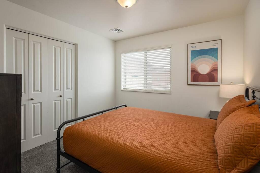 6e Family Friendly Redcliff Condo, Pool & Hot Tub *