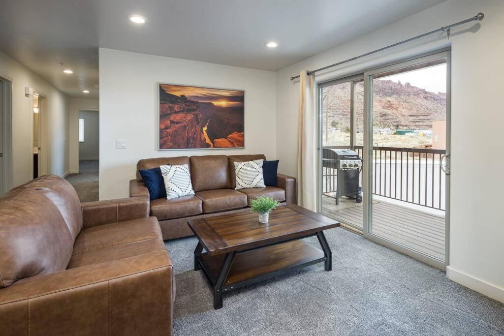 6e Family Friendly Redcliff Condo, Pool & Hot Tub