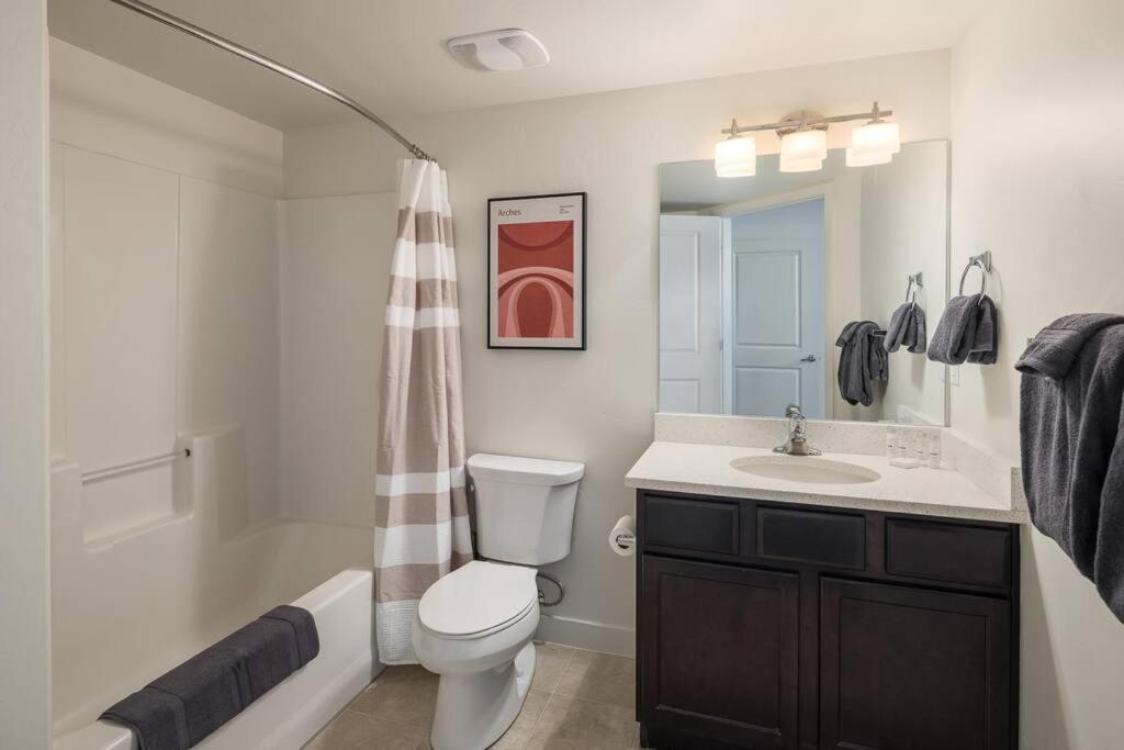 6e Family Friendly Redcliff Condo, Pool & Hot Tub Apartment *