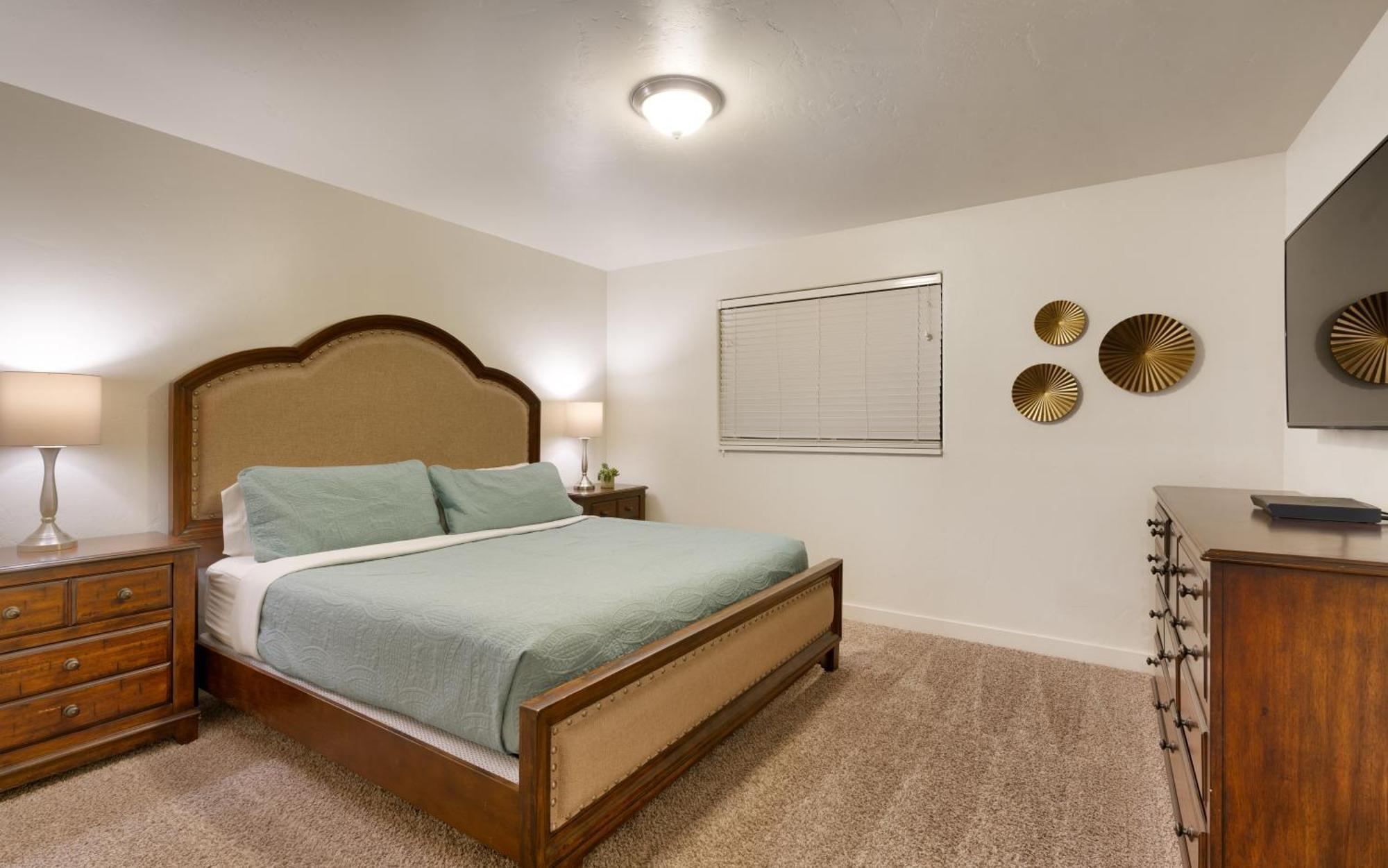 6a Family Friendly Redcliff Pool & Hot Tub Apartment