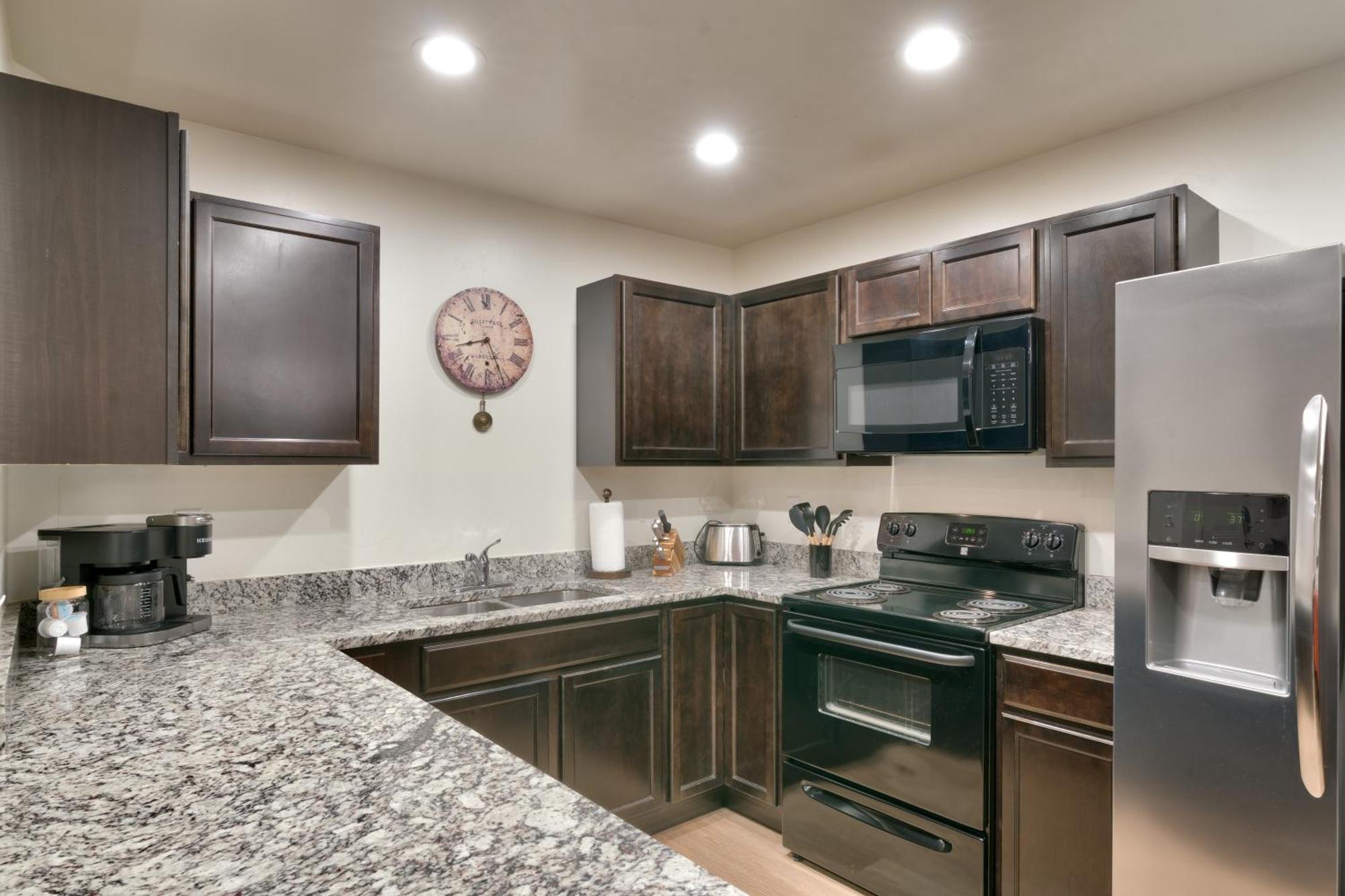 6a Family Friendly Redcliff Pool & Hot Tub Apartment *