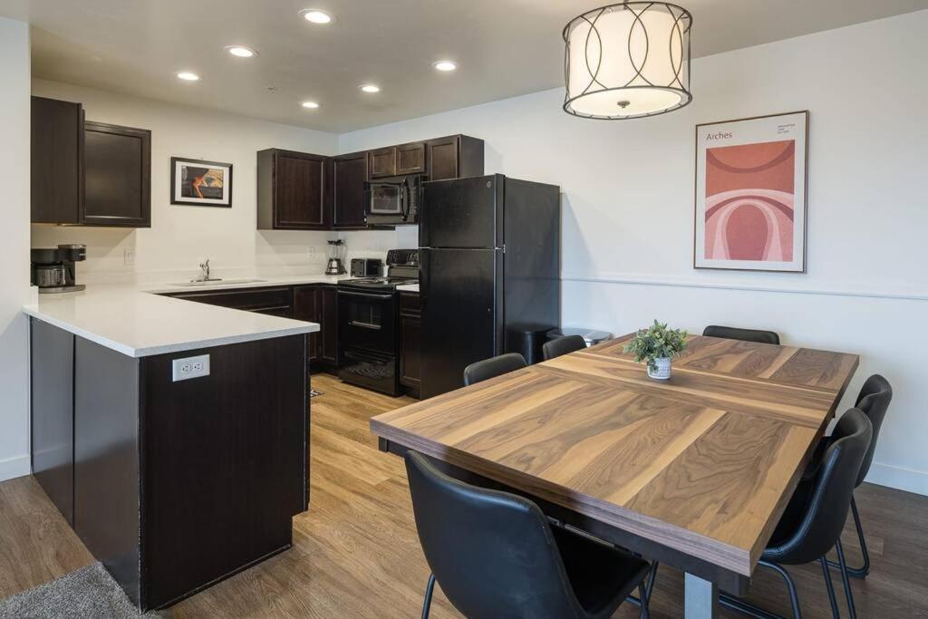 6e Family Friendly Redcliff Condo, Pool & Hot Tub