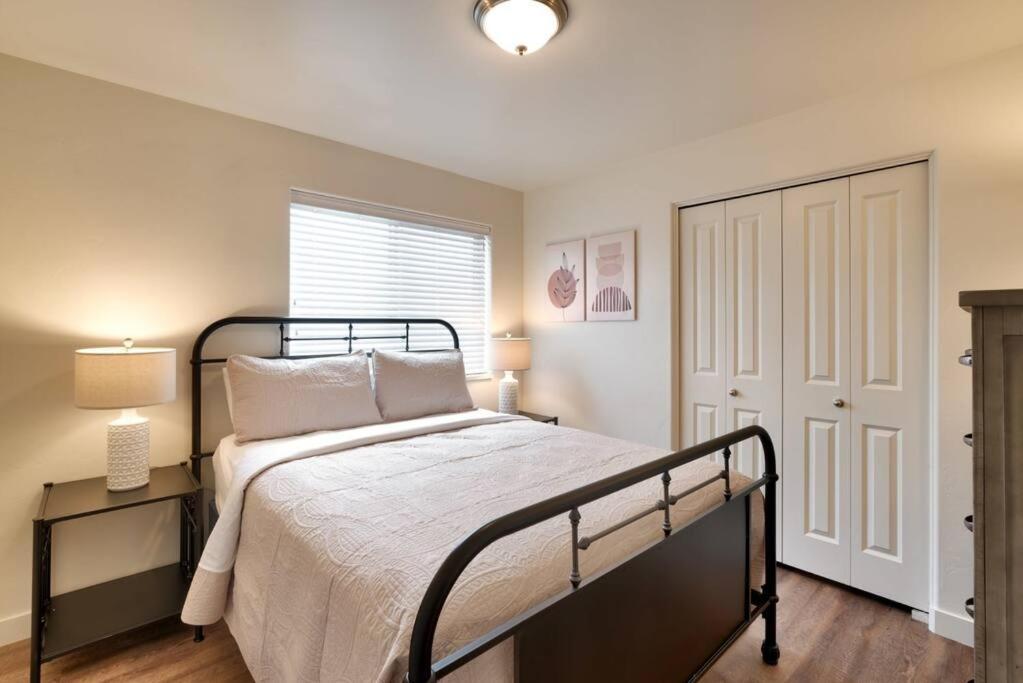 2k Floor Redcliff Condo, Pool & Hot Tub