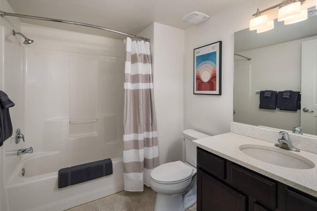 6e Family Friendly Redcliff Condo, Pool & Hot Tub