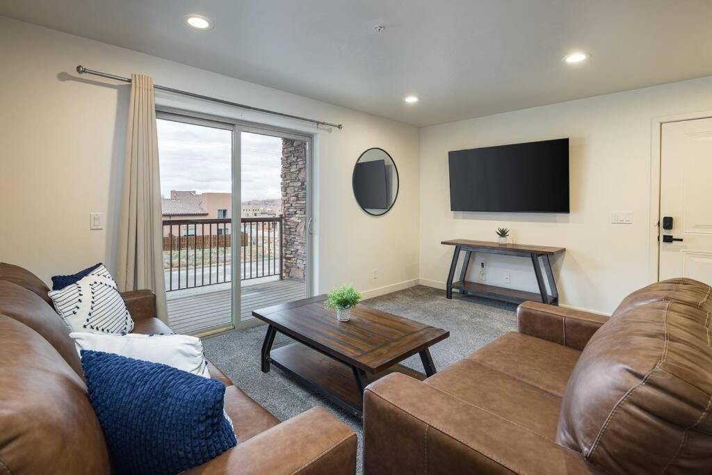 6e Family Friendly Redcliff Condo, Pool & Hot Tub *