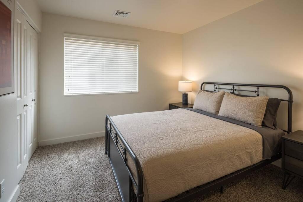 6k Floor Redcliff Condo, Pool & Hot Tub *