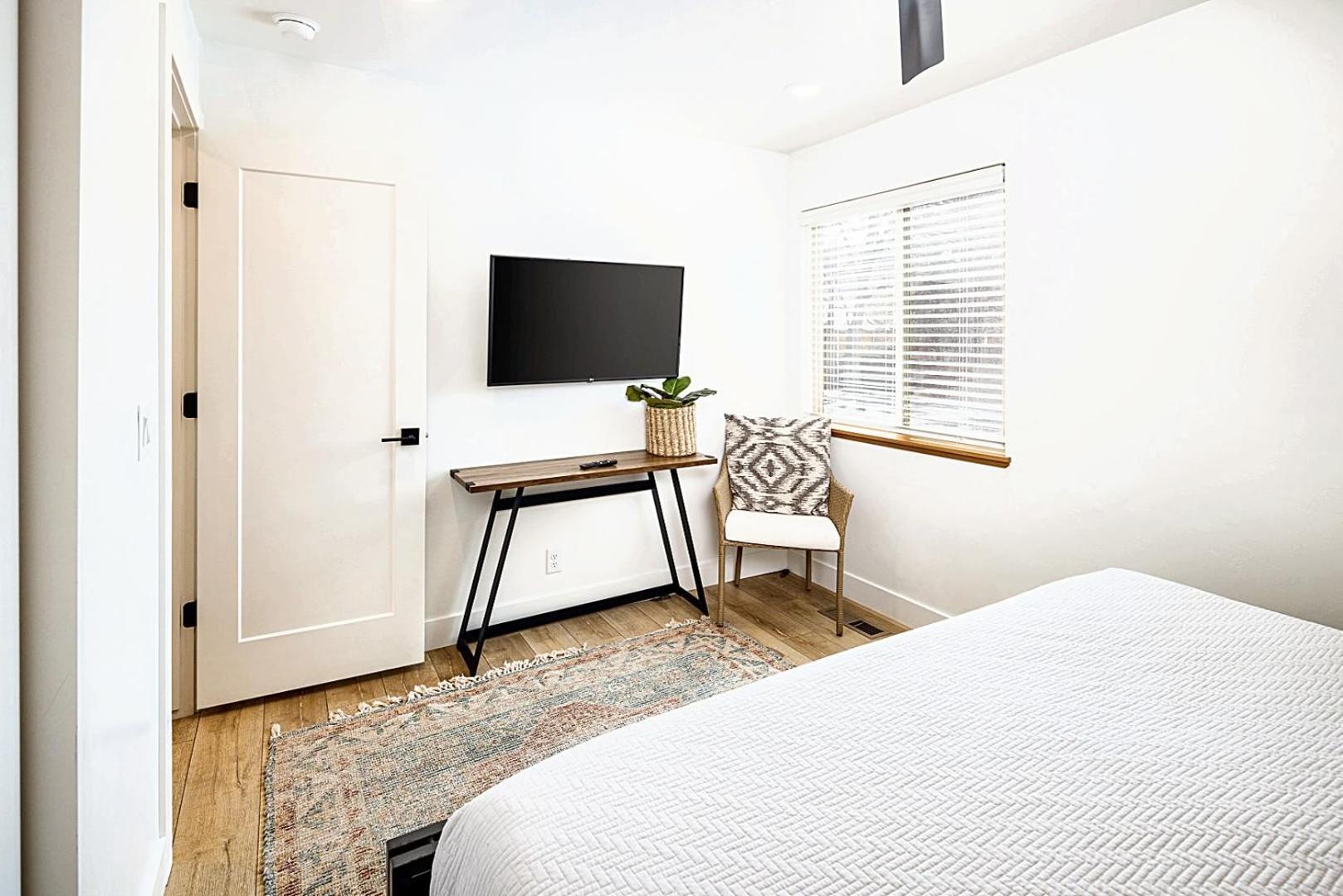 Near Downtown Stylish 2br With Amazing Patio #1 *