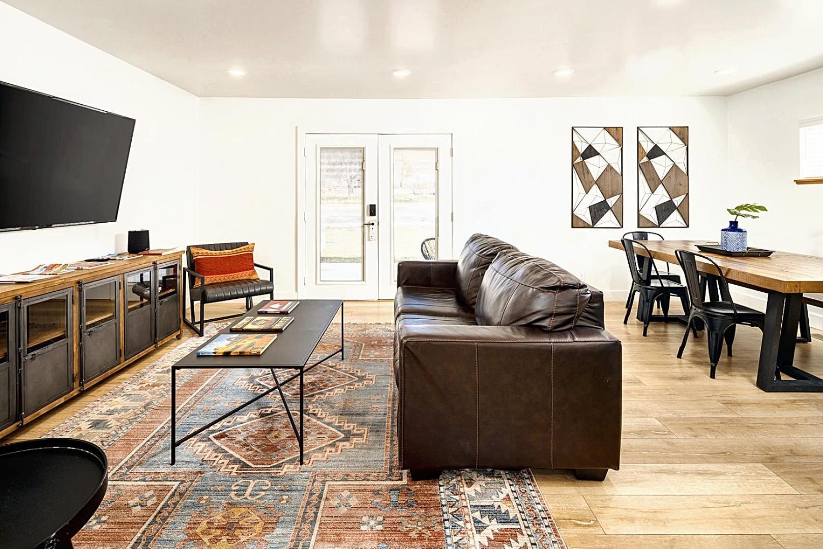 Near Downtown Stylish 2br With Amazing Patio #1