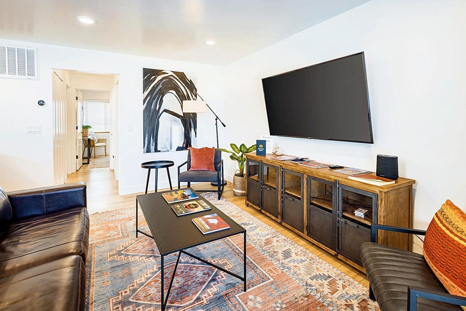 Near Downtown Stylish 2br With Amazing Patio #1 Holiday home