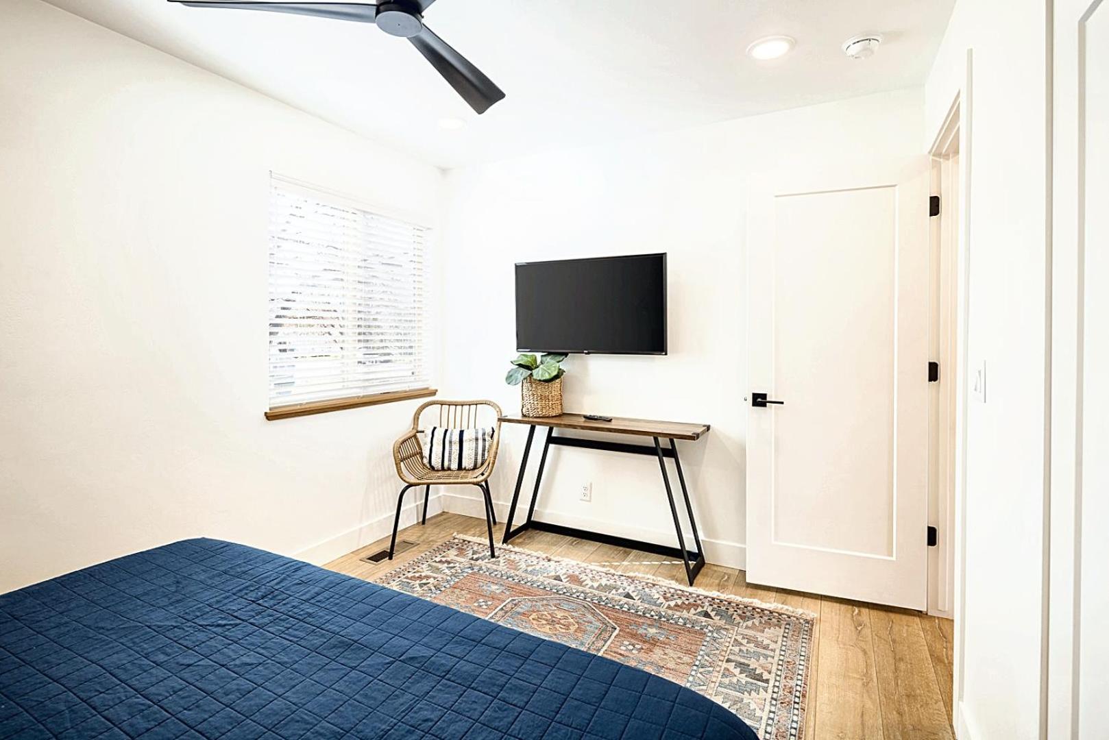Near Downtown Stylish 2br With Amazing Patio - 3 *