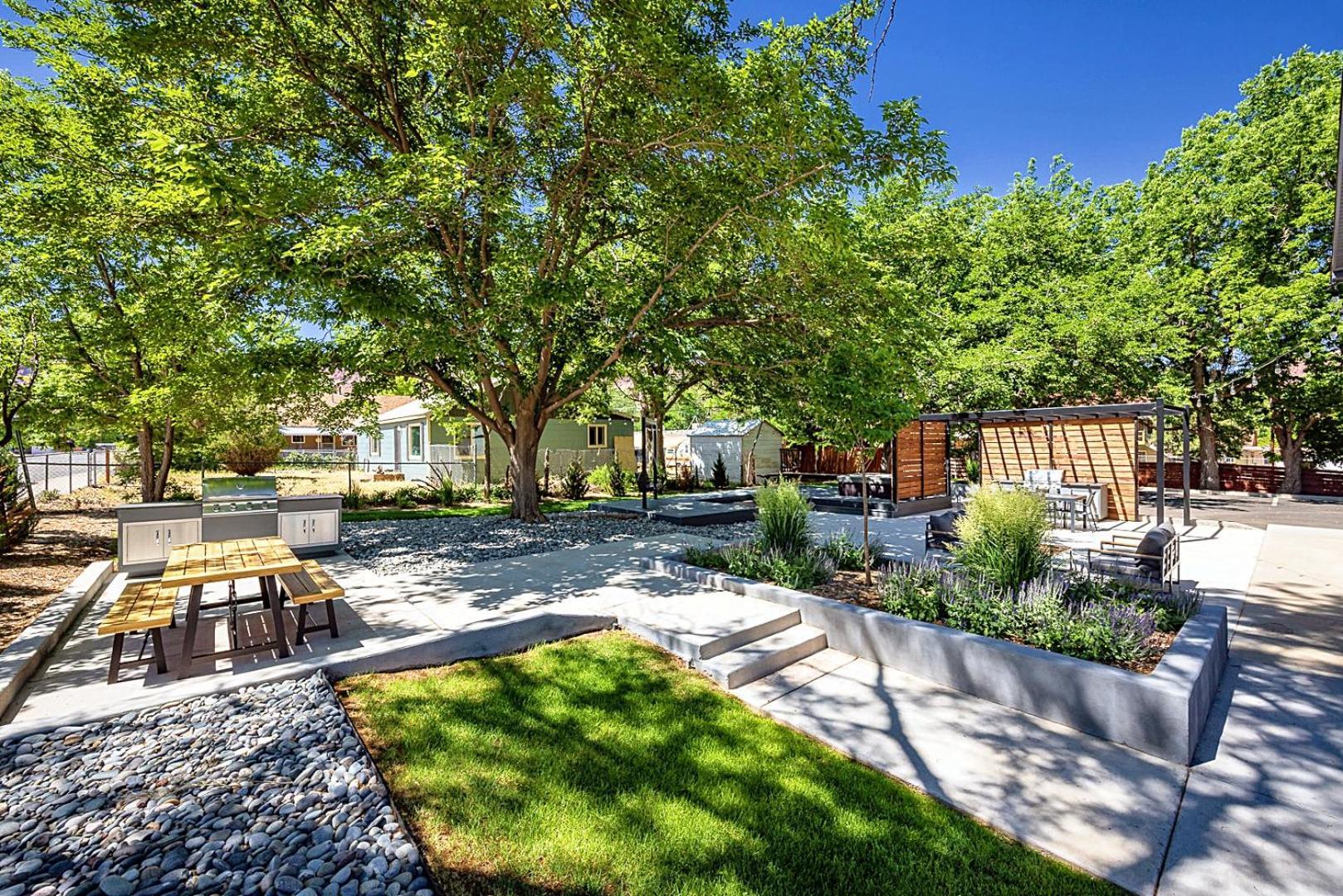 Near Downtown Stylish 2br With Amazing Patio - 3 *