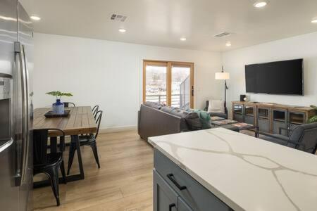 Near Downtown Stylish 2br With Amazing Patio - 6 Holiday home