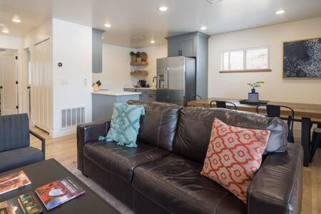 Near Downtown Stylish 2br With Amazing Patio - 6 *
