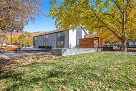 Near Downtown Stylish 2br With Amazing Patio - 6 *