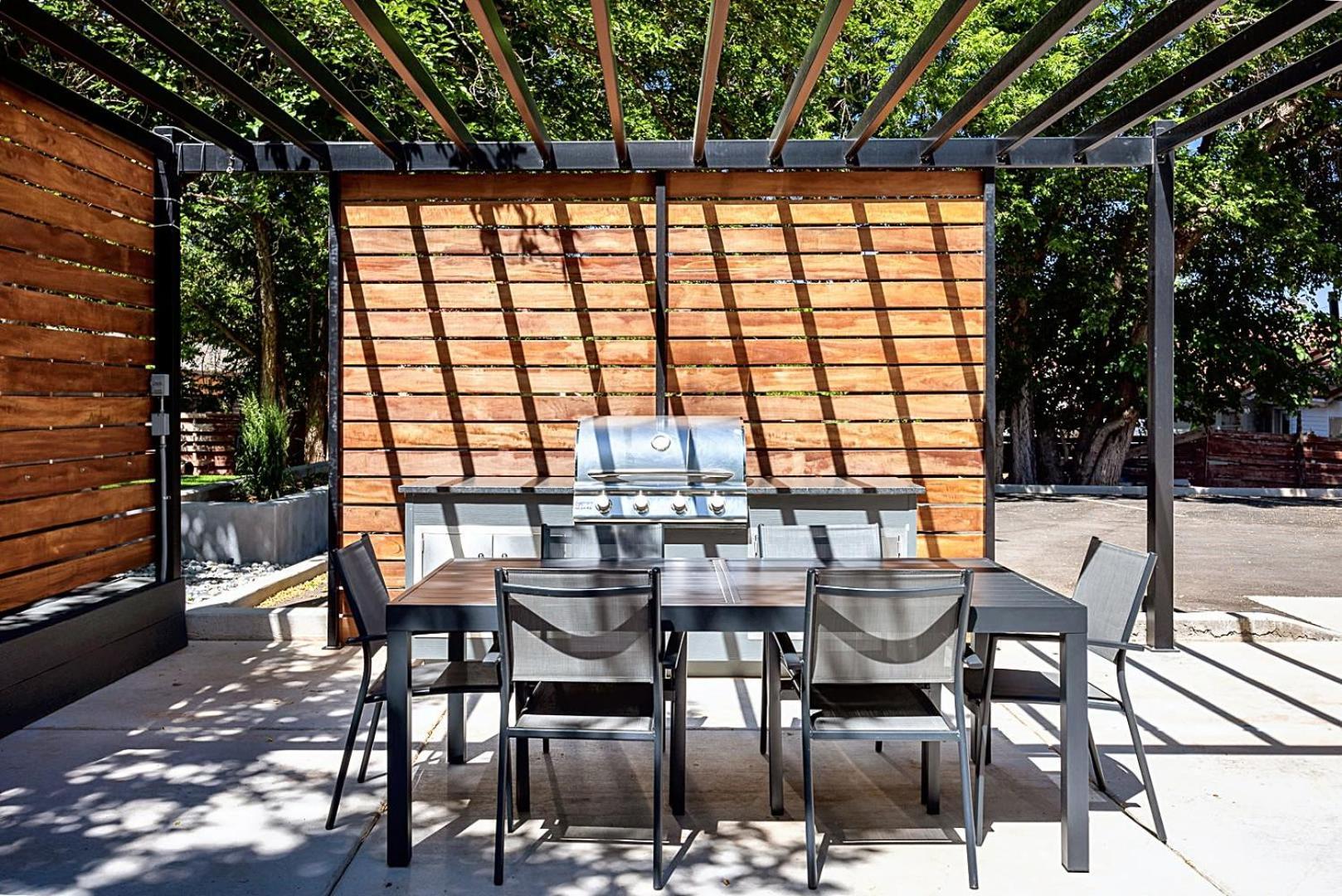 Near Downtown Stylish 2br With Amazing Patio #1