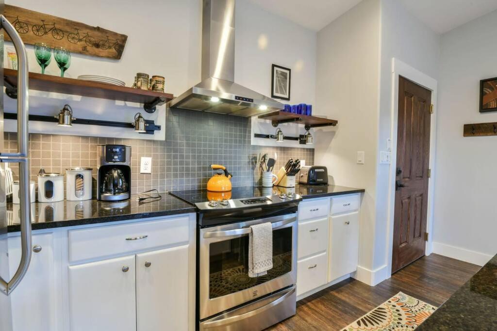 Digs #2 - Your Downtown Basecamp! Apartment