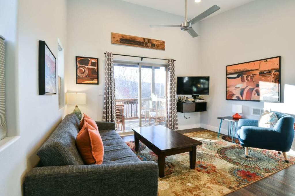 Digs #2 - Your Downtown Basecamp! Apartment *