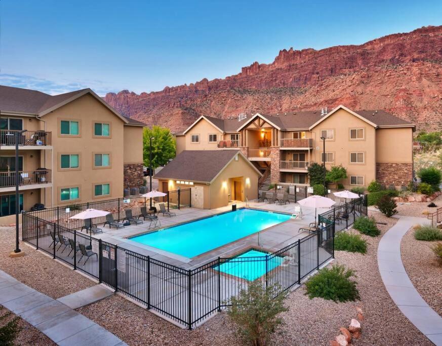6a Family Friendly Redcliff Pool & Hot Tub Apartment