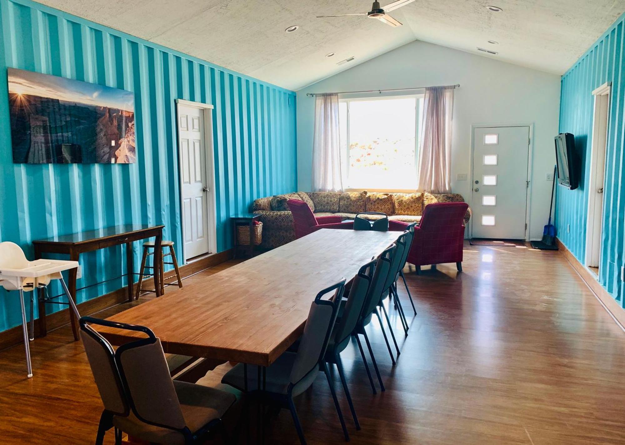 Holiday home Shipping Container - Sleeps 18! Moab
