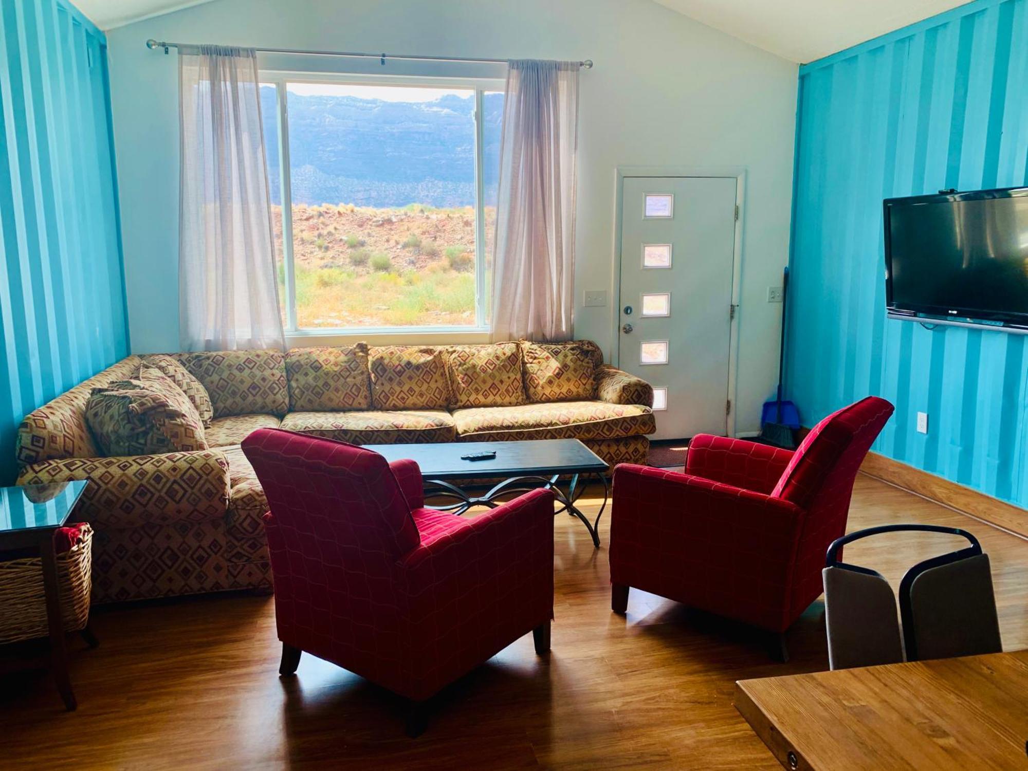 Shipping Container - Sleeps 18! Holiday home *