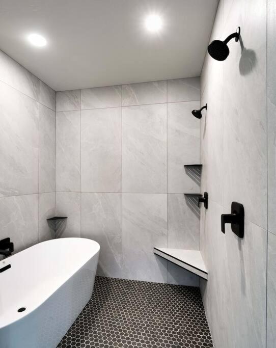 Vizcaya #3 - Moab's Newest Luxury - Private Hot Tub Apartment *