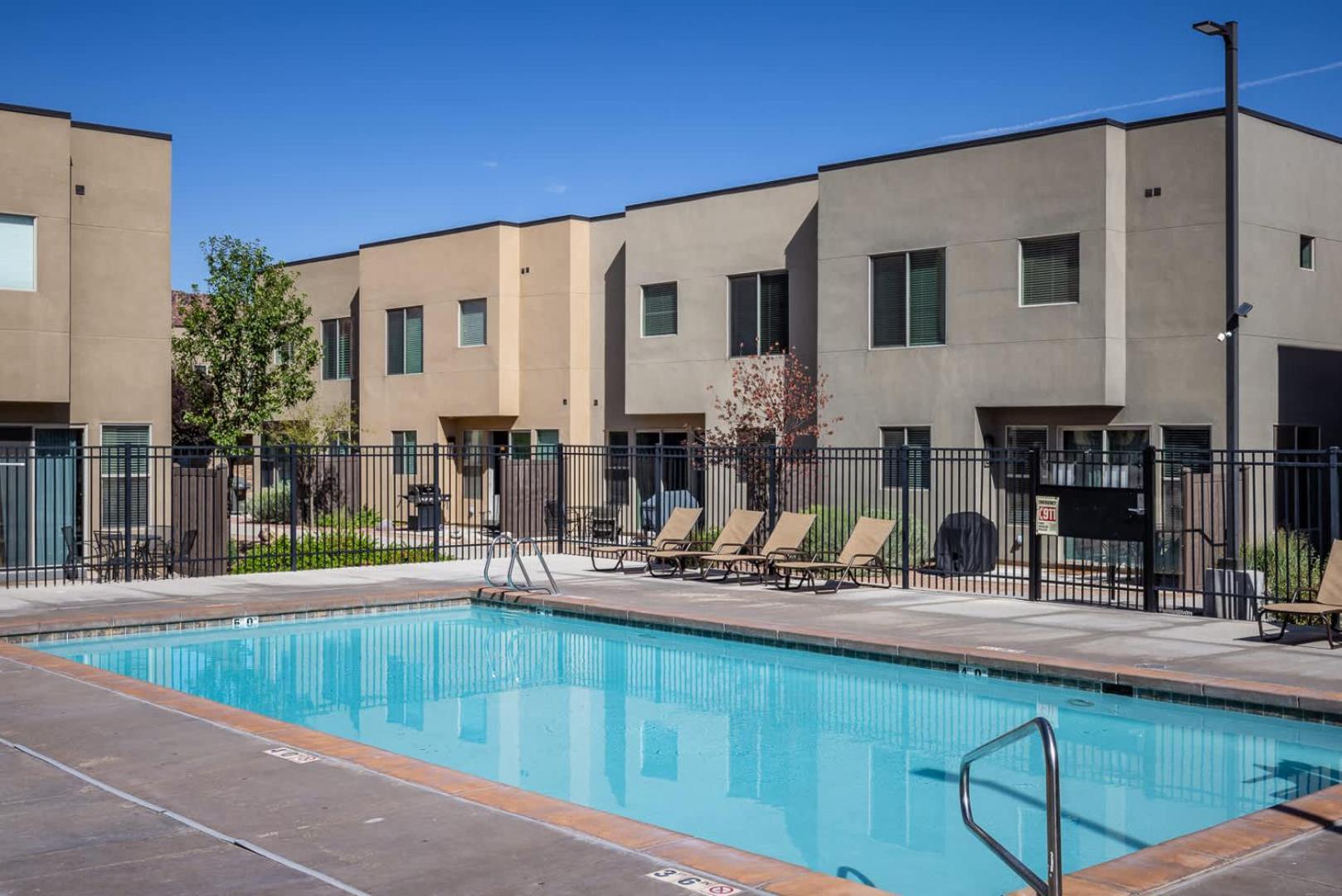 Downtown Basecamp Pool & Hot Tub - Entrada *