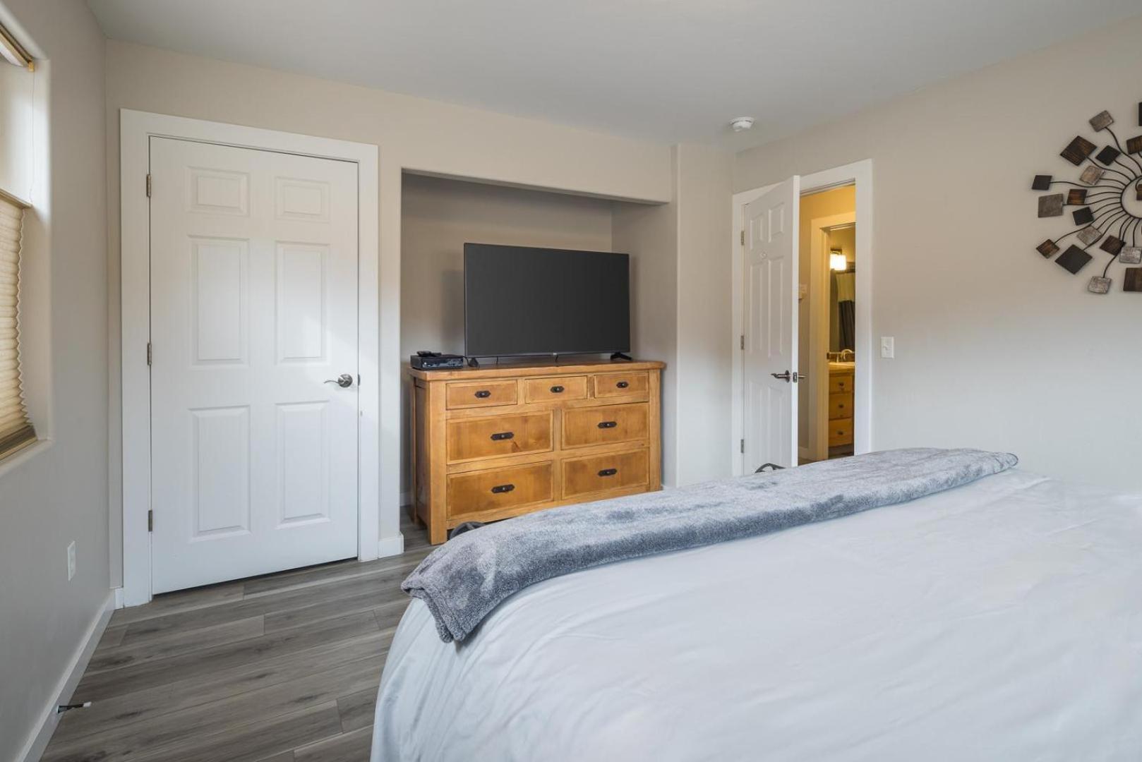 Rim Village Unit V4 *