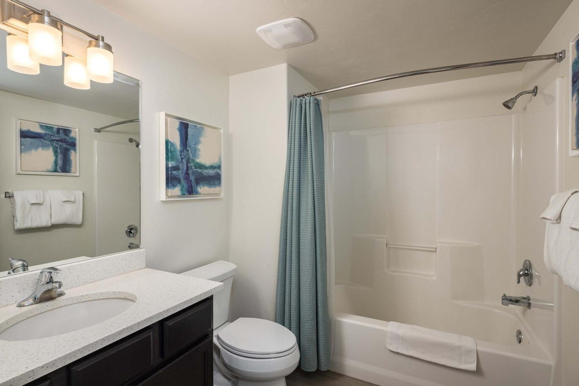 6g Redcliff Pool & Hot Tub