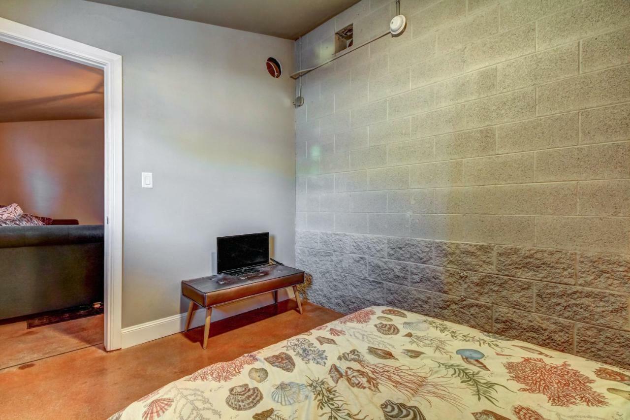 Bella Casa- Downstairs Unit Apartment *