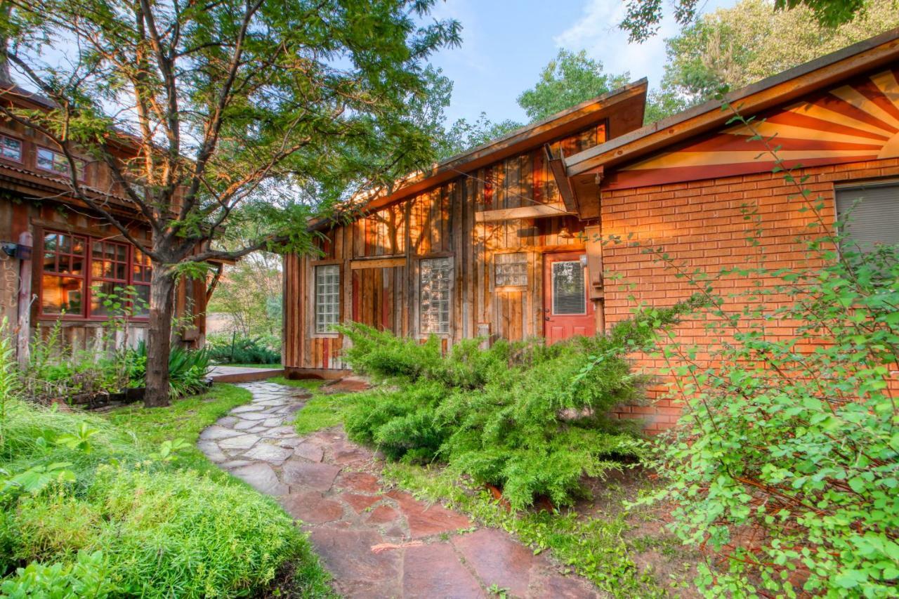 Creekside Cowa-bungalow! Hotel